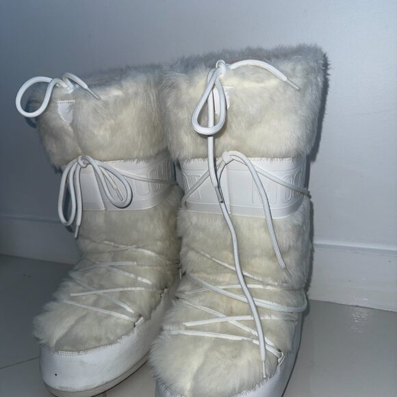 Moon Boot Women’s Classic Faux Fur Snow Boots – White – Size fits between 9/10.5 - Picture 8 of 8